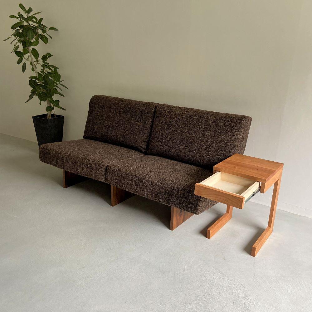 ブラックチェリー無垢材で造られたサイドテーブル（引き出し収納有）【テーブル 家具 インテリア 机 おすすめ 広島県 尾道市】