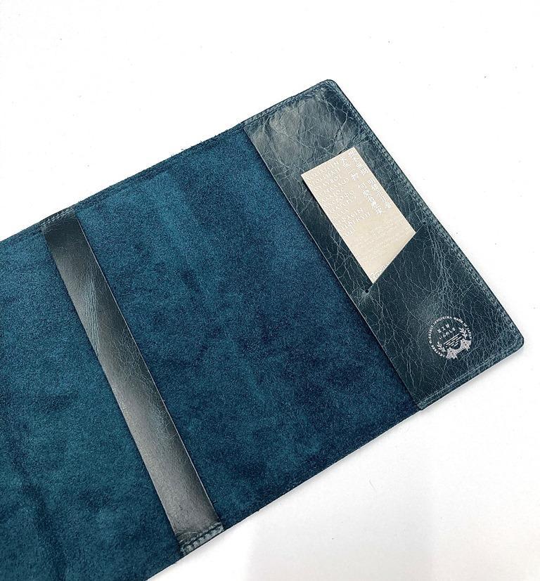 革工房いんのしま シワが楽しめる牛革ブックカバー新書本サイズ(色：紺)【文房具 雑貨 日用品 人気 おすすめ】