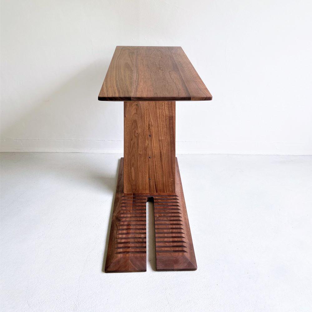 ウォールナット無垢材で造られたサイドテーブル（ブックスタンドとしても使用可）【テーブル 家具 インテリア 机 おすすめ 広島県 尾道市】