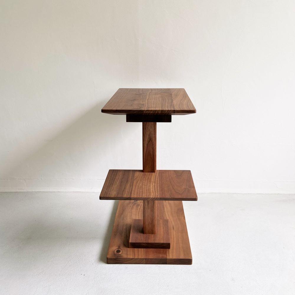 ウォールナット無垢材で造られたサイドテーブル（便利な中棚付）【テーブル 家具 インテリア 机 おすすめ 広島県 尾道市】