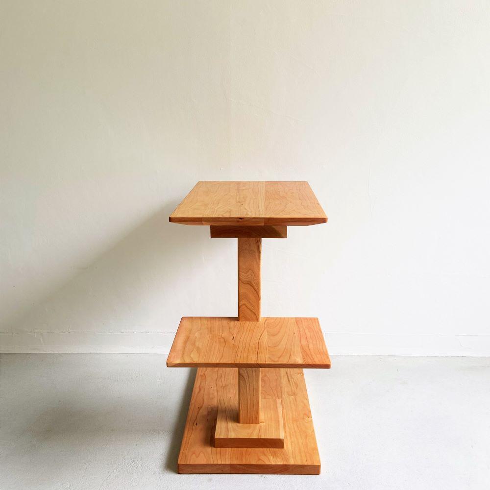 ブラックチェリー無垢材で造られたサイドテーブル（便利な中棚付）【テーブル 家具 インテリア 机 おすすめ 広島県 尾道市】