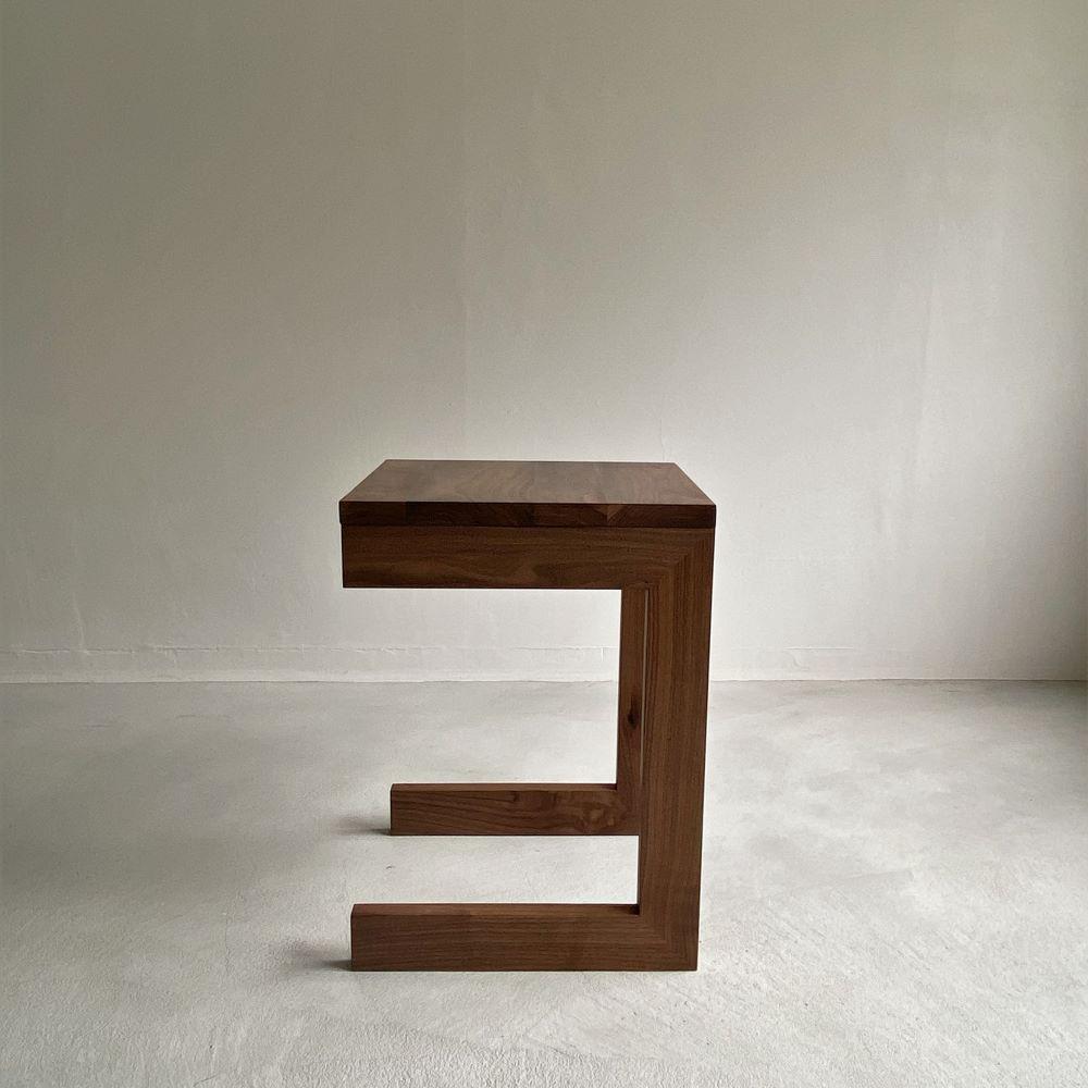 ウォールナット無垢材で造られたサイドテーブル（引き出し収納有）【テーブル 家具 インテリア 机 おすすめ 広島県 尾道市】