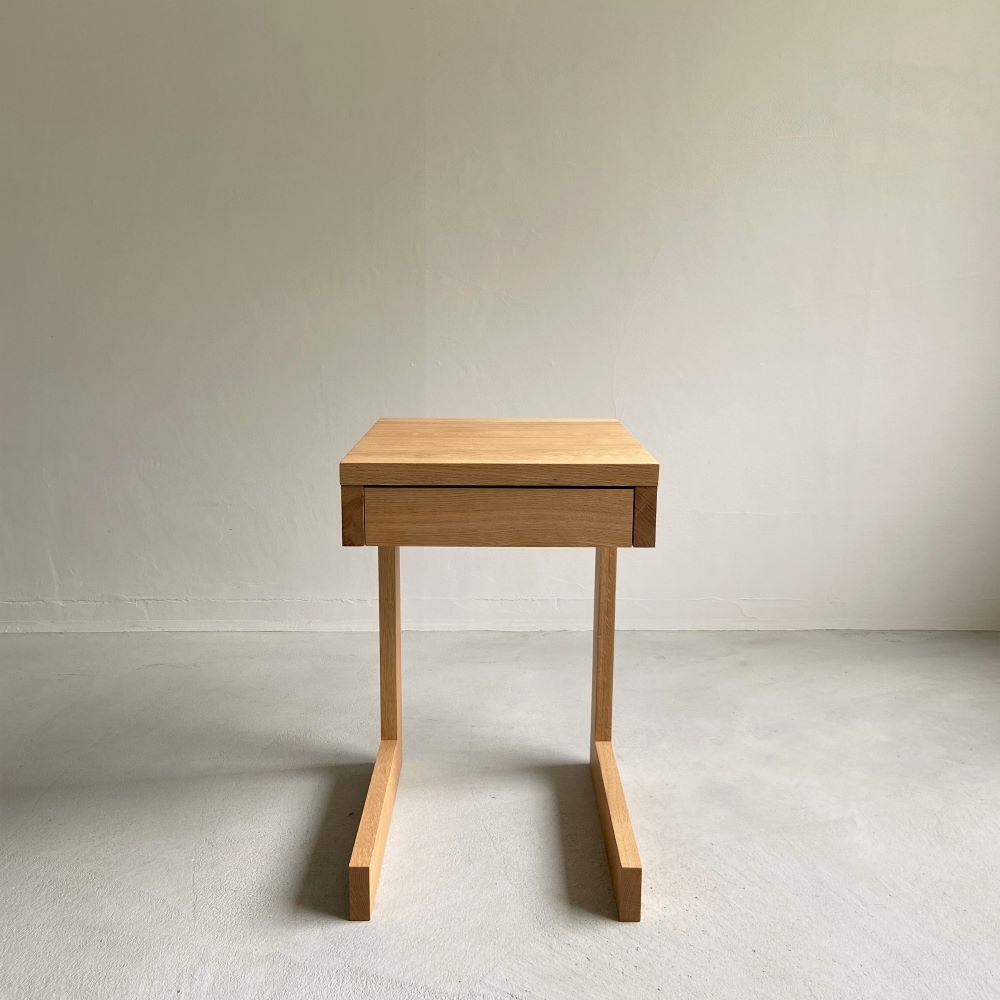 ナラ無垢材で造られたサイドテーブル（引き出し収納有）【テーブル 家具 インテリア 机 おすすめ 広島県 尾道市】