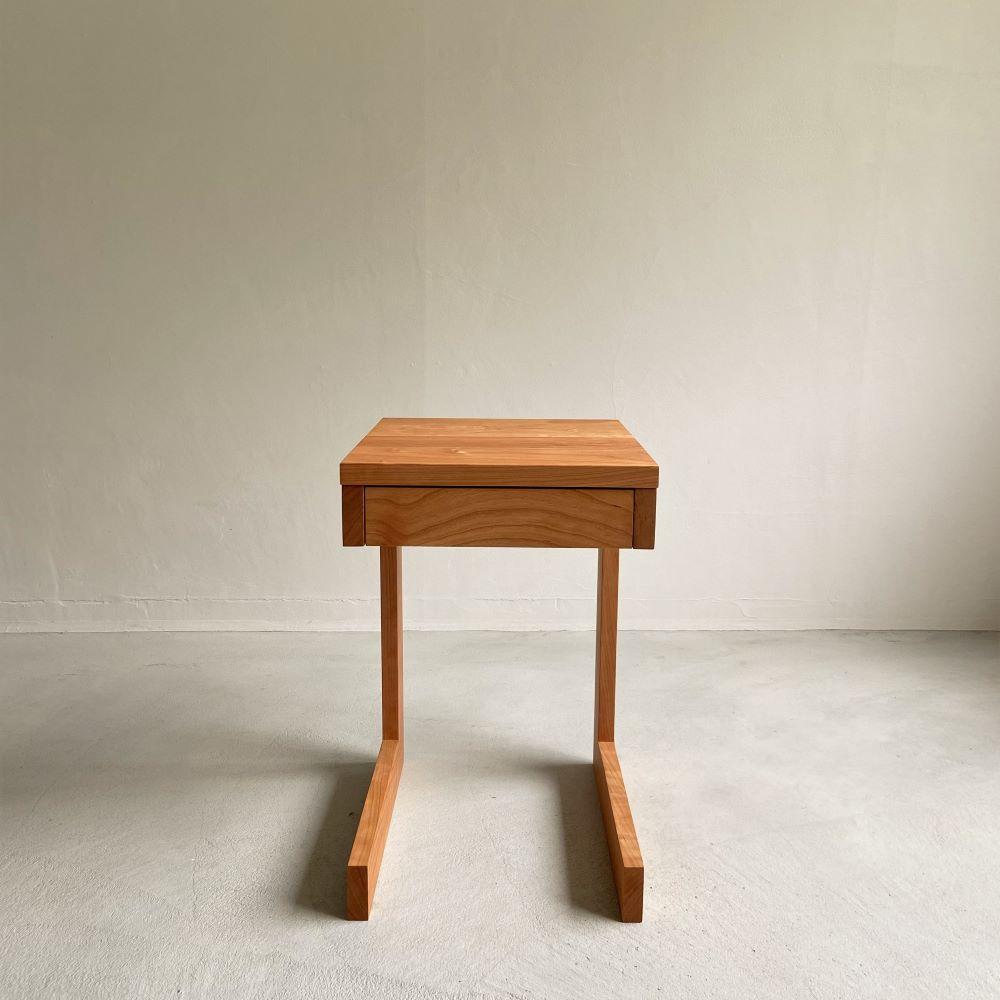 ブラックチェリー無垢材で造られたサイドテーブル（引き出し収納有）【テーブル 家具 インテリア 机 おすすめ 広島県 尾道市】