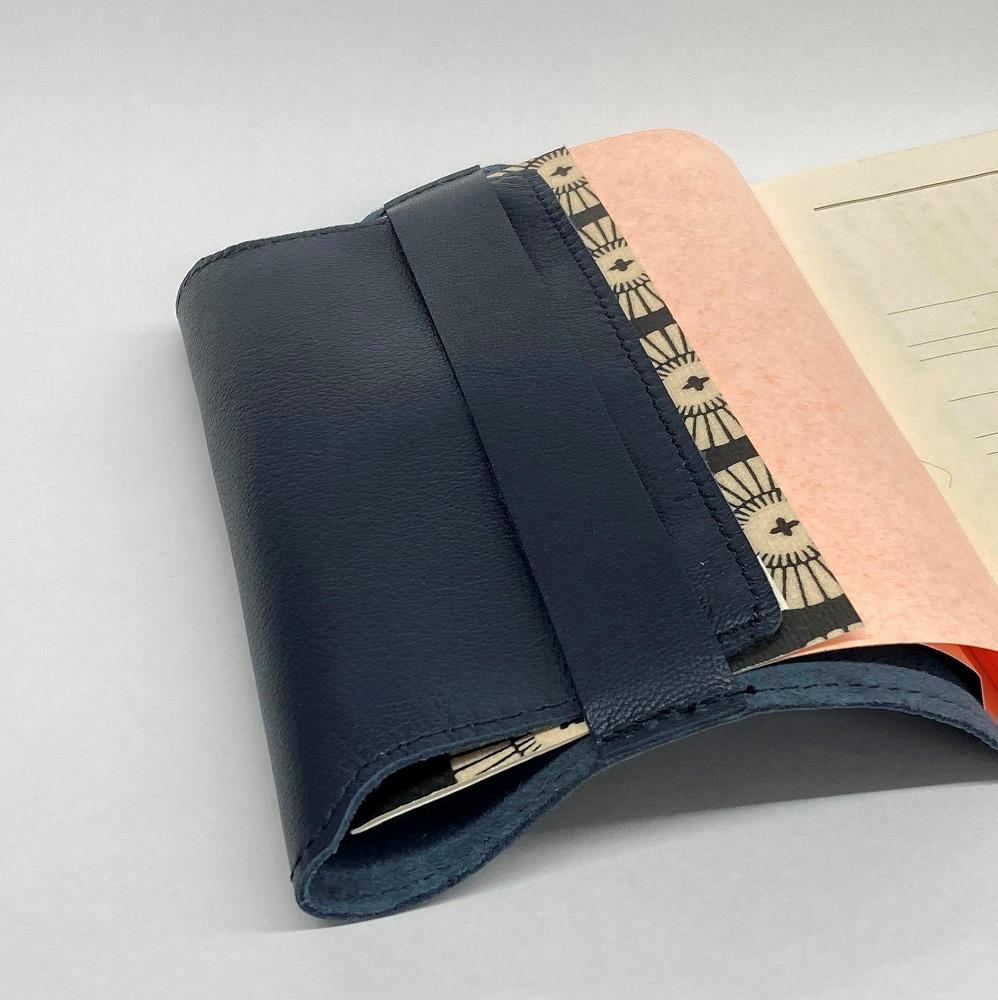 革工房いんのしま山羊革(ゴート)ブックカバー文庫本サイズ(色:紺)【レザー 小物 ギフト 贈り物 プレゼント 人気 おすすめ 広島県  尾道市】