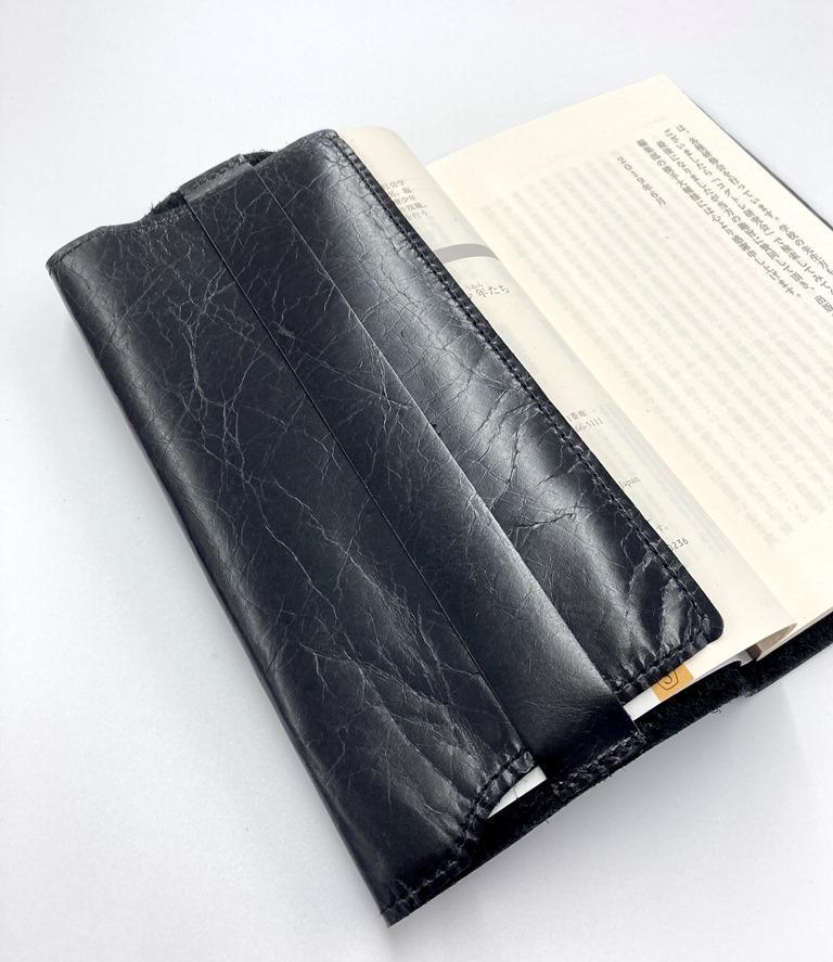 革工房いんのしま シワが楽しめる牛革ブックカバー新書本サイズ(色：黒)【文房具 雑貨 日用品 人気 おすすめ】