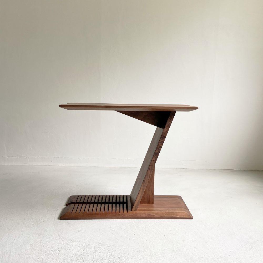 ウォールナット無垢材で造られたサイドテーブル（ブックスタンドとしても使用可）【テーブル 家具 インテリア 机 おすすめ 広島県 尾道市】