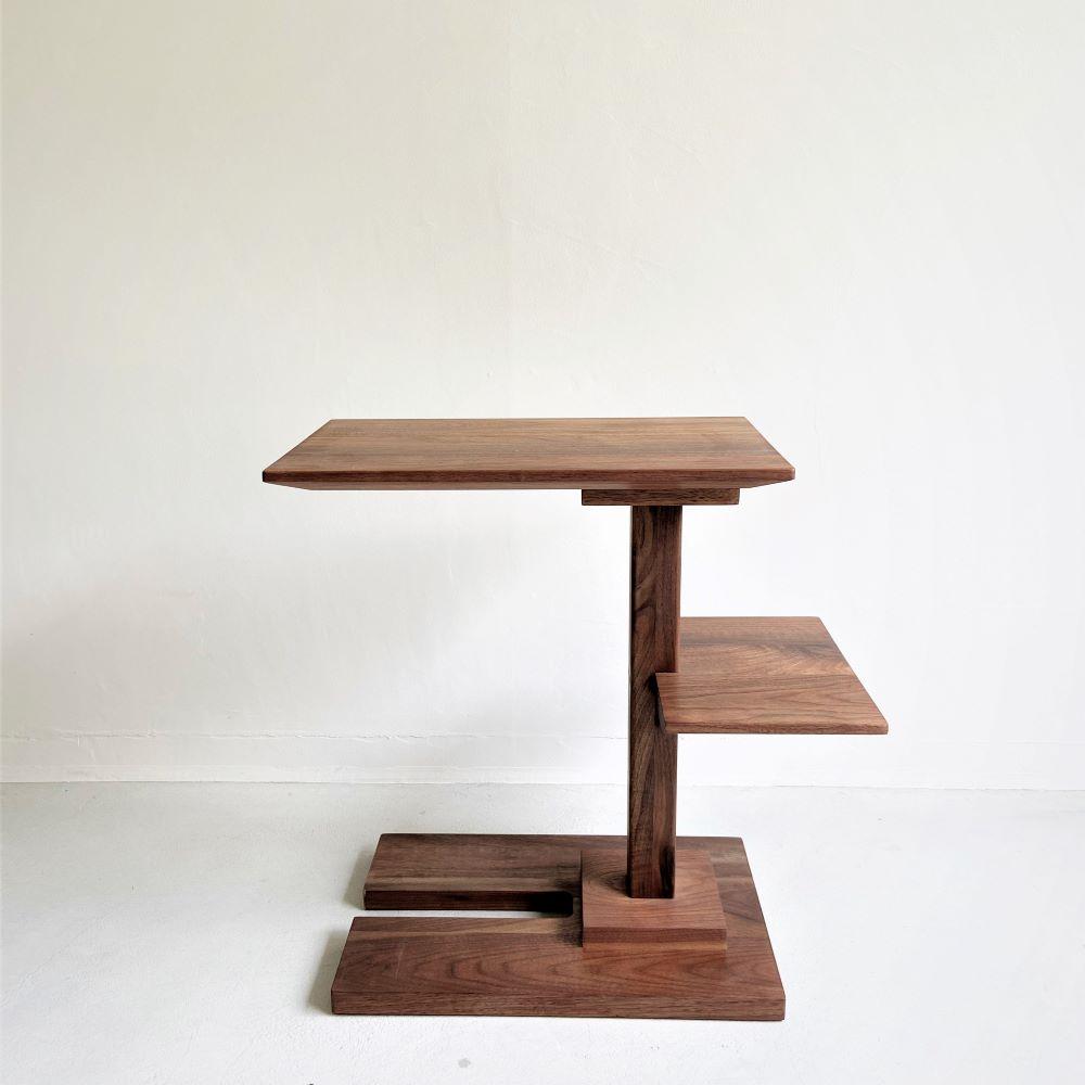 ウォールナット無垢材で造られたサイドテーブル（便利な中棚付）【テーブル 家具 インテリア 机 おすすめ 広島県 尾道市】