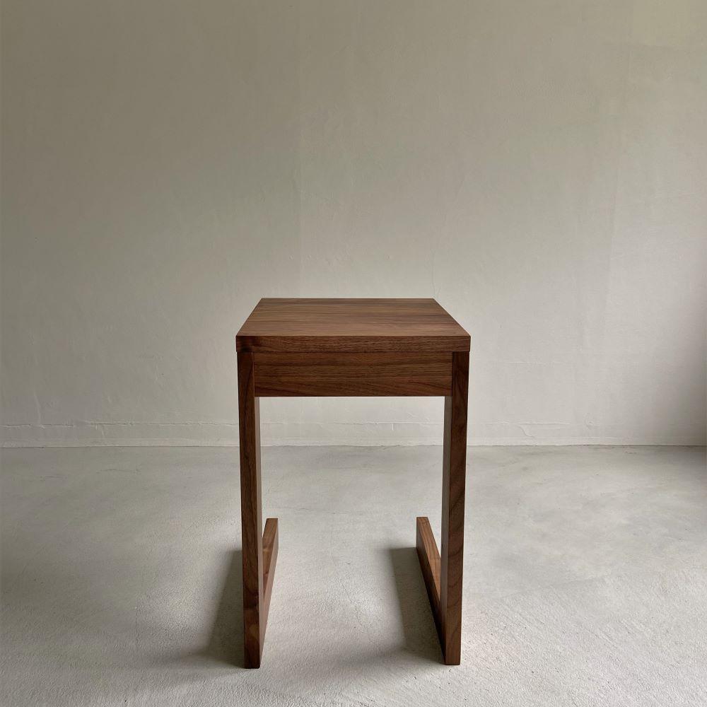 ウォールナット無垢材で造られたサイドテーブル（引き出し収納有）【テーブル 家具 インテリア 机 おすすめ 広島県 尾道市】