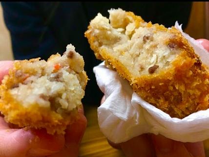 【崎本精肉店】尾道の老舗お肉屋さんの手作りコロッケ10個&瀬戸内豚のトンカツ3枚入り!【揚げ物 豚かつ 冷凍食品 惣菜 弁当 おかず 揚げるだけ ご当地 グルメ  牛肉 じゃがいも 人気 おすすめ 広島県  尾道市】