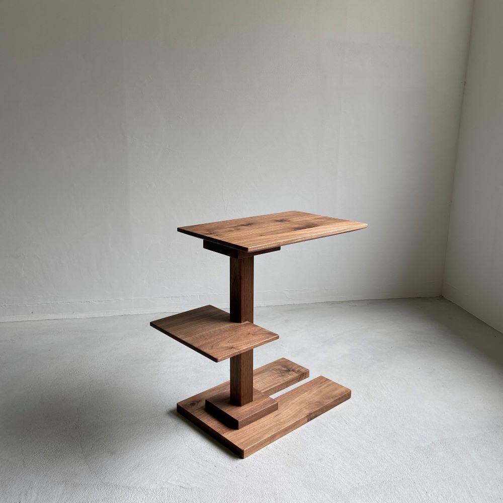 ウォールナット無垢材で造られたサイドテーブル（便利な中棚付）【テーブル 家具 インテリア 机 おすすめ 広島県 尾道市】