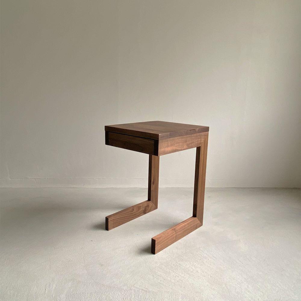 ウォールナット無垢材で造られたサイドテーブル（引き出し収納有）【テーブル 家具 インテリア 机 おすすめ 広島県 尾道市】