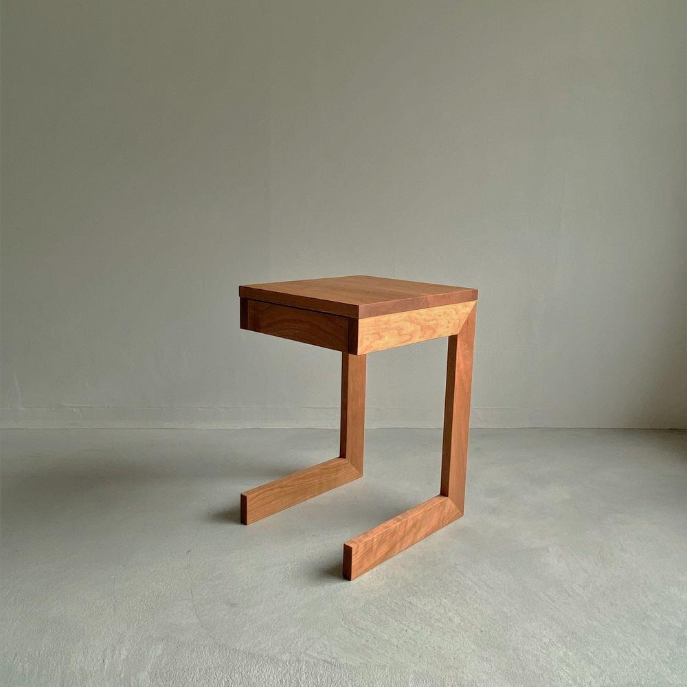 ブラックチェリー無垢材で造られたサイドテーブル（引き出し収納有）【テーブル 家具 インテリア 机 おすすめ 広島県 尾道市】