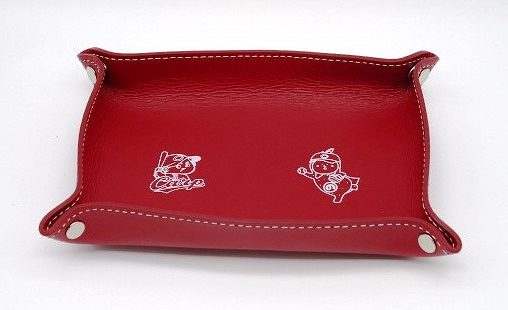 カープ×はっさくんコラボトレイ 赤【革工房いんのしま 牛革 カープ はっさくん トレイ】