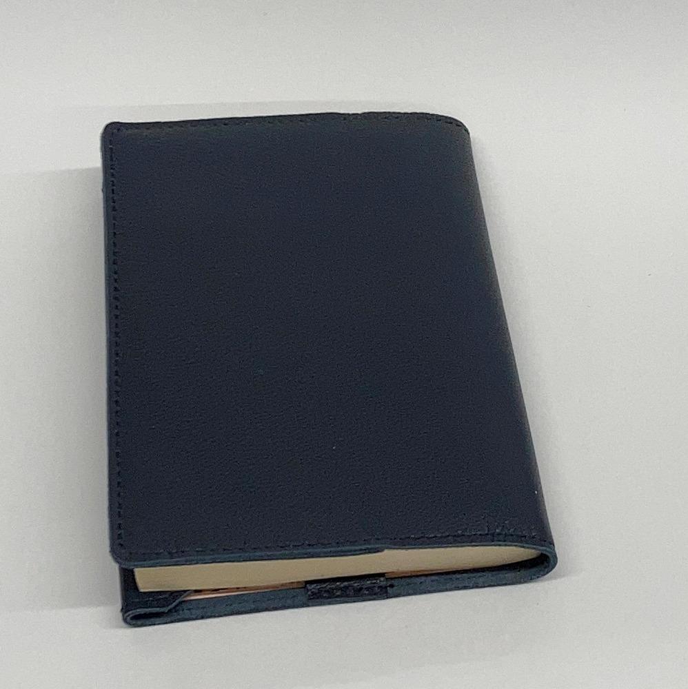 革工房いんのしま山羊革(ゴート)ブックカバー文庫本サイズ(色:紺)【レザー 小物 ギフト 贈り物 プレゼント 人気 おすすめ 広島県  尾道市】