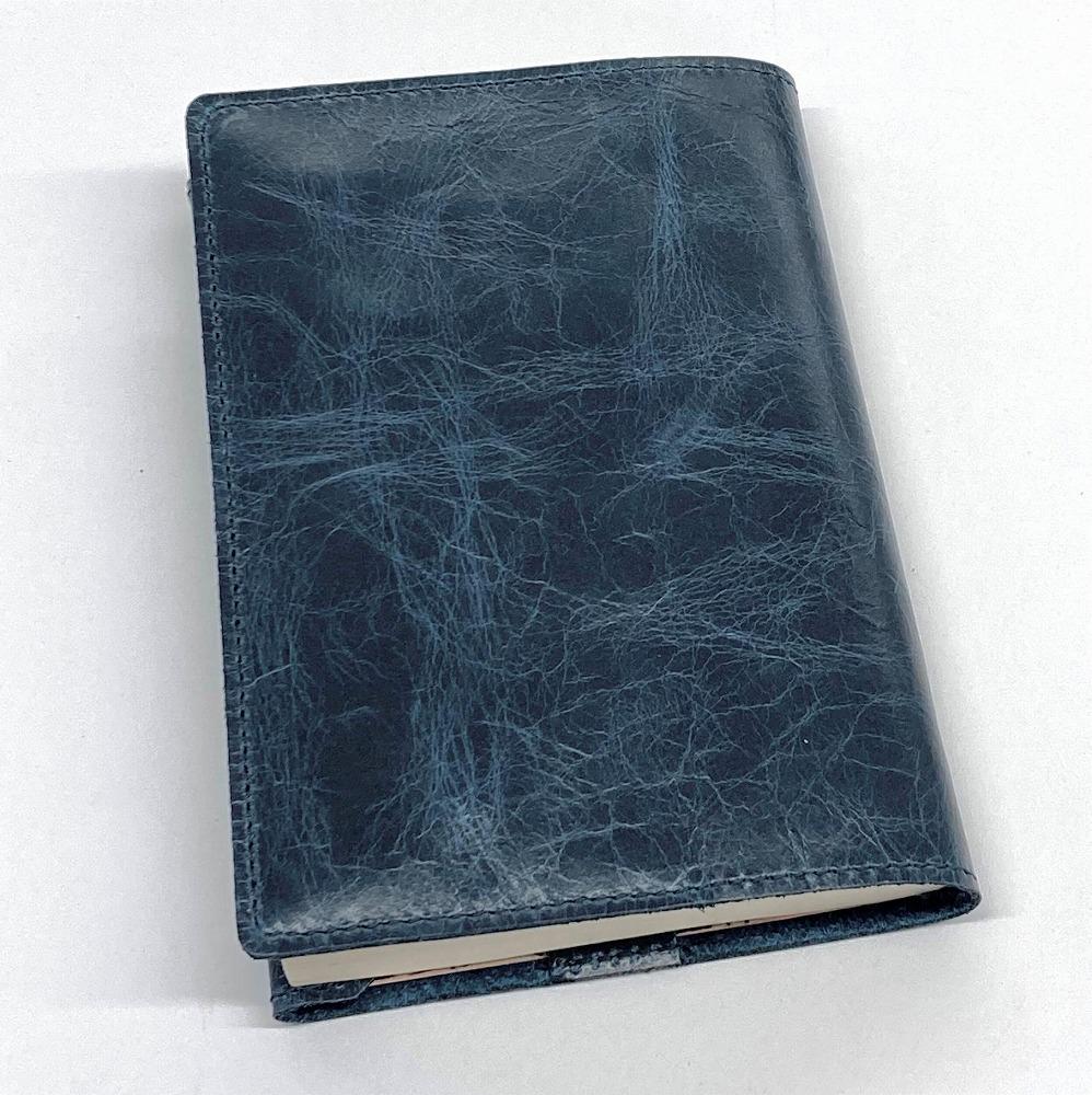 革工房いんのしまシワが楽しめる牛革ブックカバー文庫本サイズ(色:紺)【レザー 小物 ギフト 贈り物 プレゼント 人気 おすすめ 広島県  尾道市】