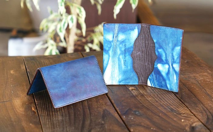 名刺入れ 「ポム」　薄藍 瀬戸内の空 天然藍染め・福山レザー 自社一貫製造 広島県福山市/株式会社サード メンズ レディース 本革 レザー 　 [BACM014]