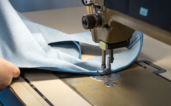 デニム加工職人の手仕事から生まれた『デニムループ クッション』（Ａ全面デニムループ）デニム デニム生地 雑貨 クッション クッションカバー インテリア 広島県福山市/株式会社四川 [BADK002]