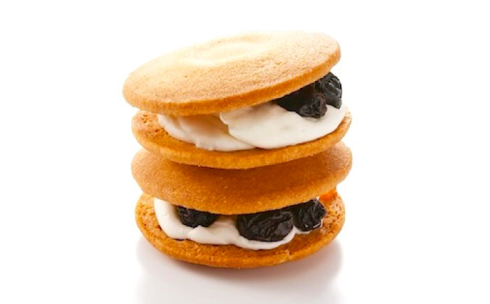 【全12回定期便】お菓子  杏とラムレーズンサンド 10個入り　お菓子 あんず おやつ 菓子 お茶 レーズン スイーツ 広島県福山市/有限会社勉強堂 [BAFL017]