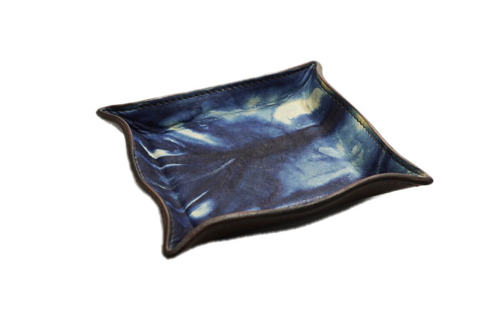 レザートレイ「レセプシオン・デミ」　薄藍　瀬戸内の空　天然藍染め・福山レザー　自社一貫製造　広島県福山市/株式会社サード　レザートレイ 革 トレー アクセサリー 鍵 時計 小物置き 藍染 手擦り 手絞り [BACM012]