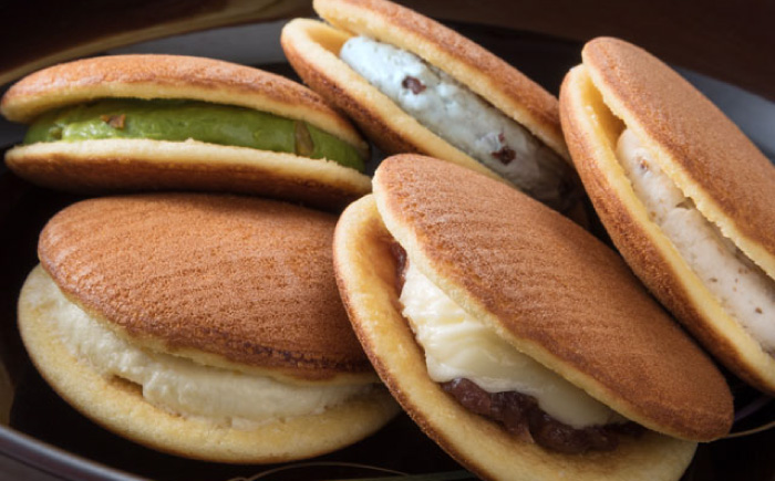 お菓子 お寿司そっくりなわらび餅8個＋大人の虎焼5個＋生どら焼き虎ちゃん10個 お菓子 和菓子 スイーツ セット わらびもち おかし おやつ ギフト 広島県福山市/株式会社虎屋本舗 [BADH001]