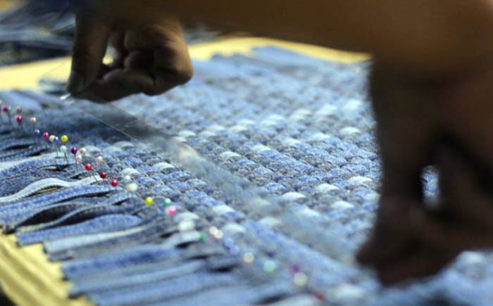 デニム加工職人の手仕事から生まれた『デニムループ クッション』(Ｃ淡色切り替え) デニム デニム生地 雑貨 クッション クッションカバー インテリア 広島県福山市/株式会社四川 [BADK004]