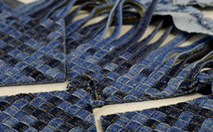 トレー デニム加工職人の手仕事から生まれた『デニムループ ミニトレイ　(オリジナル)  トレー デニム インテリア 雑貨 エコ 広島県福山市/株式会社四川 [BADK010]