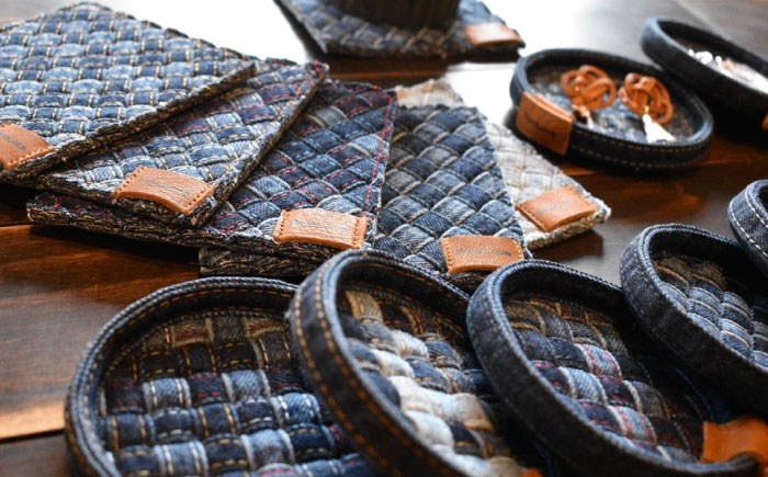 雑貨 デニム加工職人の手仕事から生まれた『デニムループ スクエアコースターとミニトレイセット』 (市松) デニム 雑貨 コースター トレー 詰合せ セット 広島県福山市/株式会社四川 [BADK016]