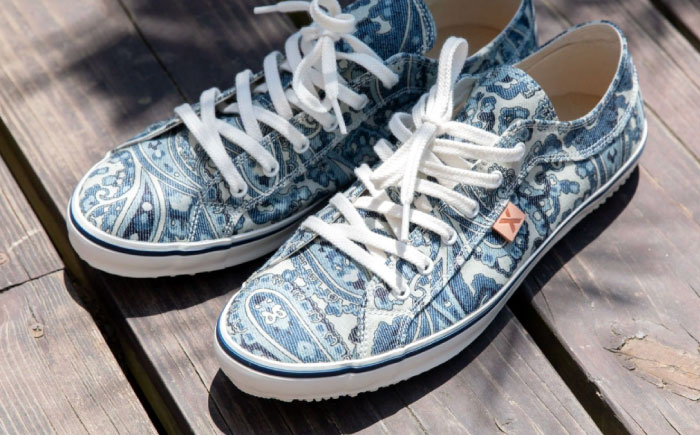 靴 デニム抜染（ばっせん）スニーカー 23.5cm 靴 ファッション シューズ  ペイズリー柄 メンズ レディース 広島県福山市/山陽染工株式会社 [BADS003]