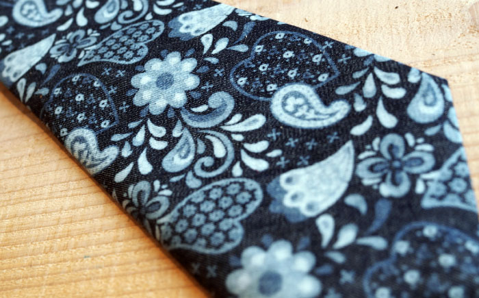 デニム ※在庫切れ※「デニム抜染（ばっせん）ネクタイ」＜花ペイズリー＞ ファッション ペイズリー 花 ネクタイ ギフト 広島県福山市 / 山陽染工株式会社 [BADS023]