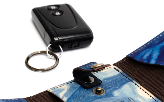 キーケース「クレ・スィス」　薄藍　瀬戸内の空　天然藍染め・福山レザー　自社一貫製造　広島県福山市/株式会社サード　キーケース カード収納 鍵 取り外し可能 プレゼント 福山レザー 藍染 手染め 手絞り レザー 経年変化 備後絣 ハンドメイド 革職人 オリジナル [BACM010]