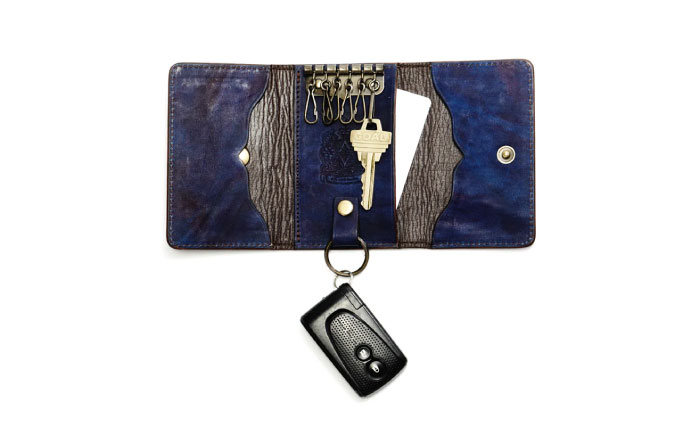 キーケース「クレ・スィス」　濃藍　瀬戸内の海　天然藍染め・福山レザー　自社一貫製造　広島県福山市/株式会社サード　キーケース カード収納 鍵 取り外し可能 プレゼント 福山レザー 藍染 手染め 手絞り レザー 経年変化 備後絣 ハンドメイド 革職人 オリジナル [BACM011]