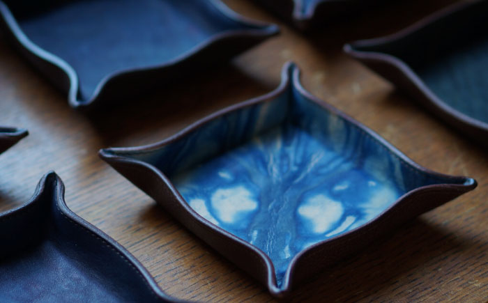 レザートレイ「レセプシオン・デミ」　薄藍　瀬戸内の空　天然藍染め・福山レザー　自社一貫製造　広島県福山市/株式会社サード　レザートレイ 革 トレー アクセサリー 鍵 時計 小物置き 藍染 手擦り 手絞り [BACM012]