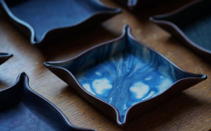 レザートレイ「レセプシオン・デミ」　濃藍　瀬戸内の海　天然藍染め・福山レザー　自社一貫製造　広島県福山市/株式会社サード　レザートレイ 革 トレー アクセサリー 鍵 時計 小物置き 藍染 手擦り 手絞り [BACM013]