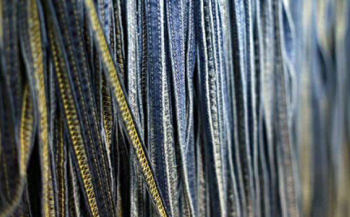 デニム加工職人の手仕事から生まれた『デニムループ クッション』(Ｂ濃色切り替え)デニム デニム生地 雑貨 クッション クッションカバー インテリア 広島県福山市/株式会社四川 [BADK003]