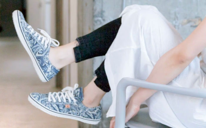 靴 デニム抜染（ばっせん）スニーカー 24.5cm 靴 ファッション シューズ  ペイズリー柄 メンズ レディース 広島県福山市/山陽染工株式会社 [BADS004]