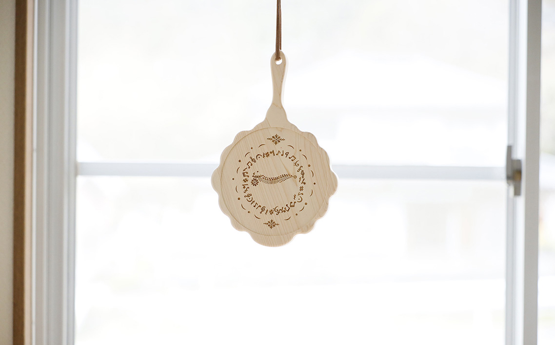 まるで手鏡のような鍋敷き B