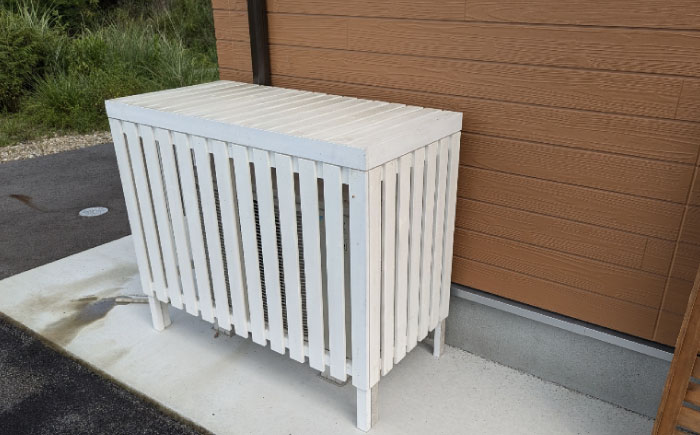 【ホワイト】 エアコン 室外機 カバー 木製 日除け 断熱 夏用 冬用 三次市 / 佐々部材木店 [APCP005]