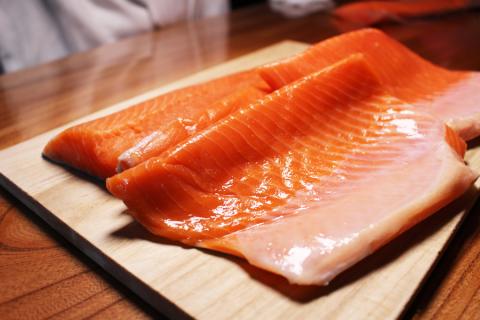 国産サーモン ブロック 約850g 皮あり 4パック 広島レモンサーモン ｜ 国産 冷凍 刺身 生食用 大容量 広島県産 ふるさと納税 鮭 サーモン レモンサーモン サケ さけ 魚 瀬戸内海 骨抜き 皮付き フルーツ魚 阿多田島 高級 ふるさと ランキング 人気 [1835]