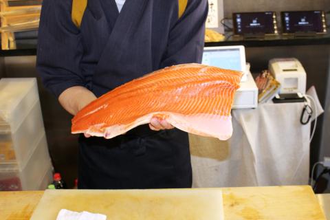 広島レモンサーモン フィーレ 700g (半身 皮あり おろし身) ｜大容量 刺身 生食用 冷凍 国産 サーモン 瀬戸内海 骨抜き 皮付き フルーツ魚 鮭 サケ さけ 阿多田島 ふるさと ランキング 人気 [1837]