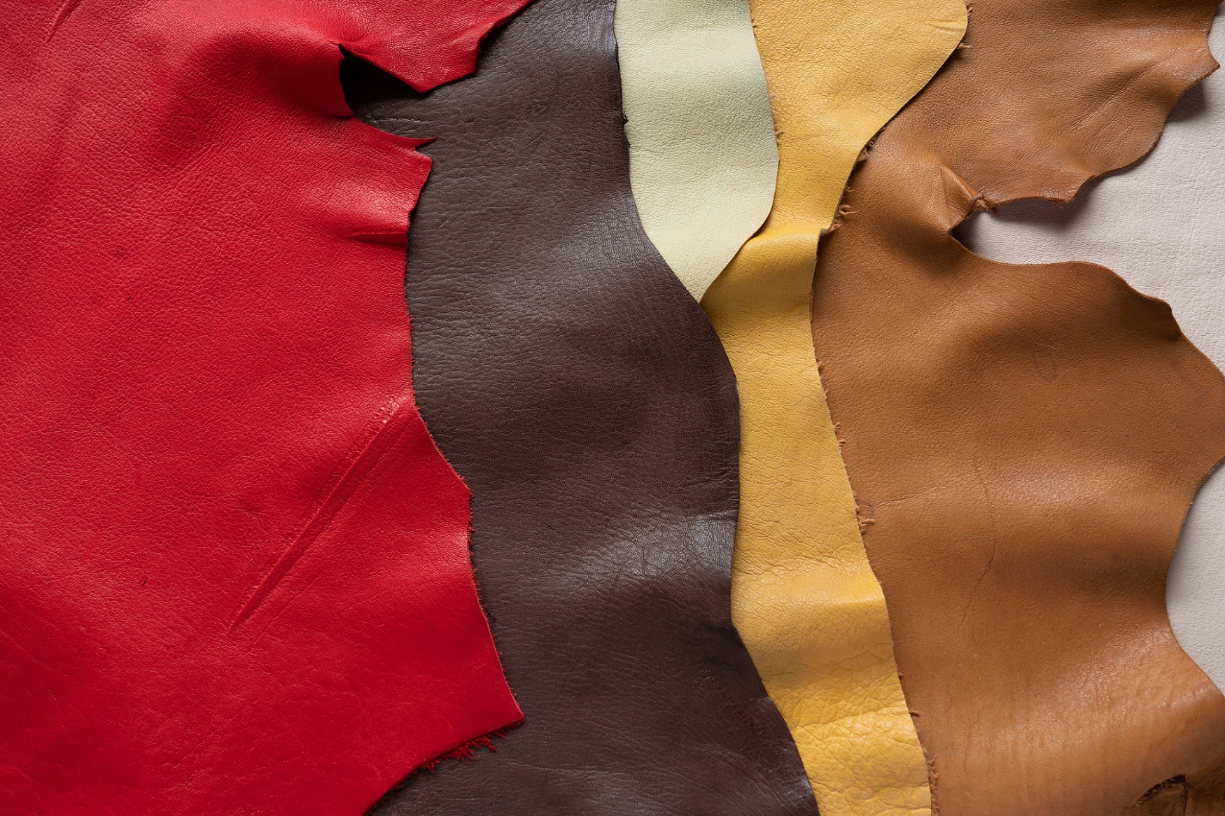 広島ジビエレザー　東広島産天然鹿革　もみじの葉　本革キーホルダー・キーリング【ブラック】