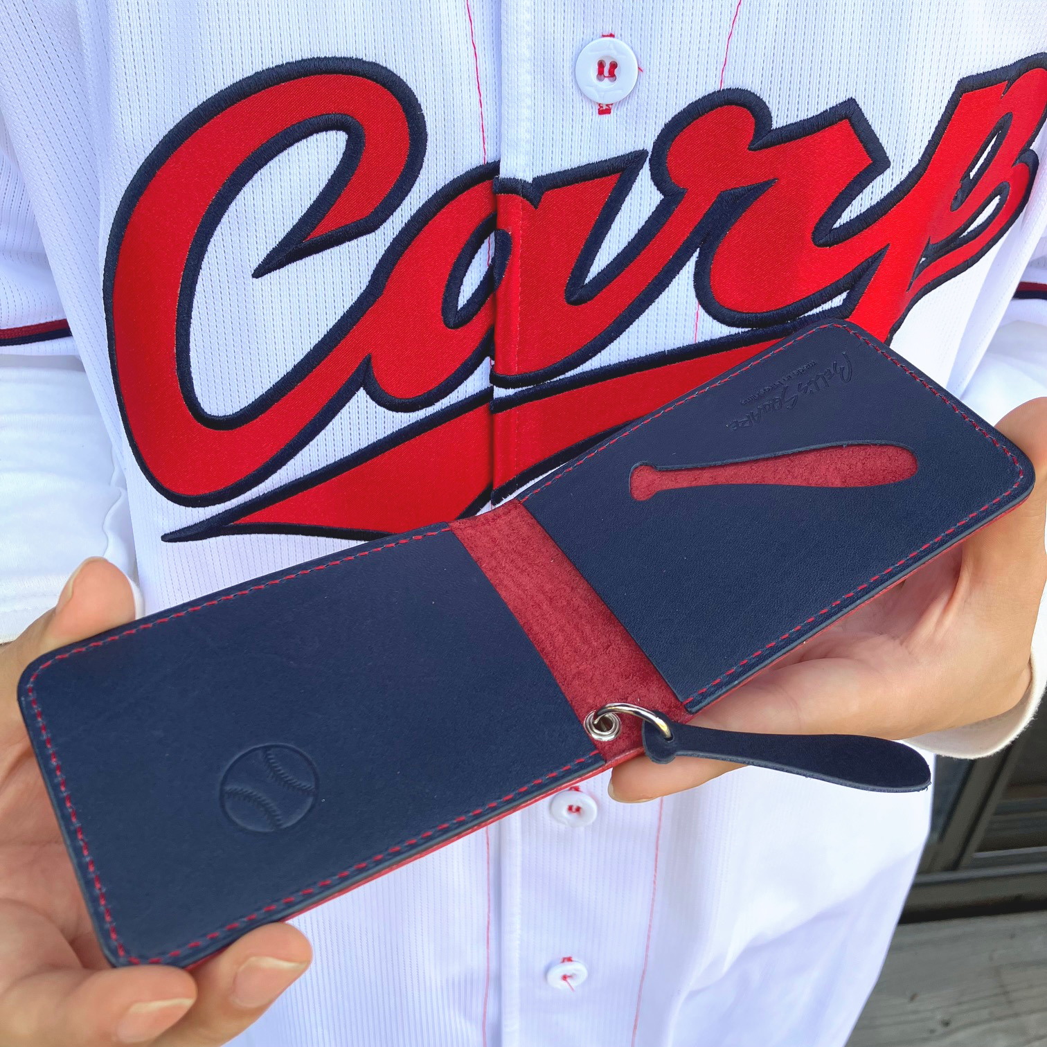 【広島ジビエレザー×広島東洋カープ】東広島産天然鹿革二つ折りパスケース！カード、免許証、マイナンバーカードもすっきり収納　カープ坊や