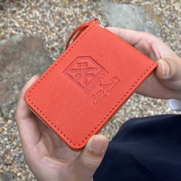 【広島ドラゴンフライズ×ベルズスクエア】コラボ　東広島産鹿革使用☆二つ折りIDカード/パスケース　マイナンバーカードや免許書入れにも