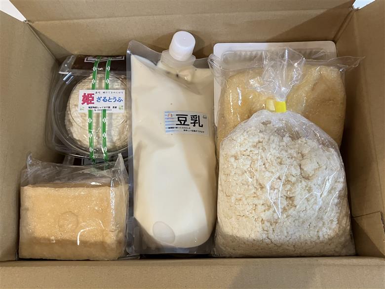 里屋の豆腐セット(豆腐、厚揚げ、豆乳プリンなど9種）