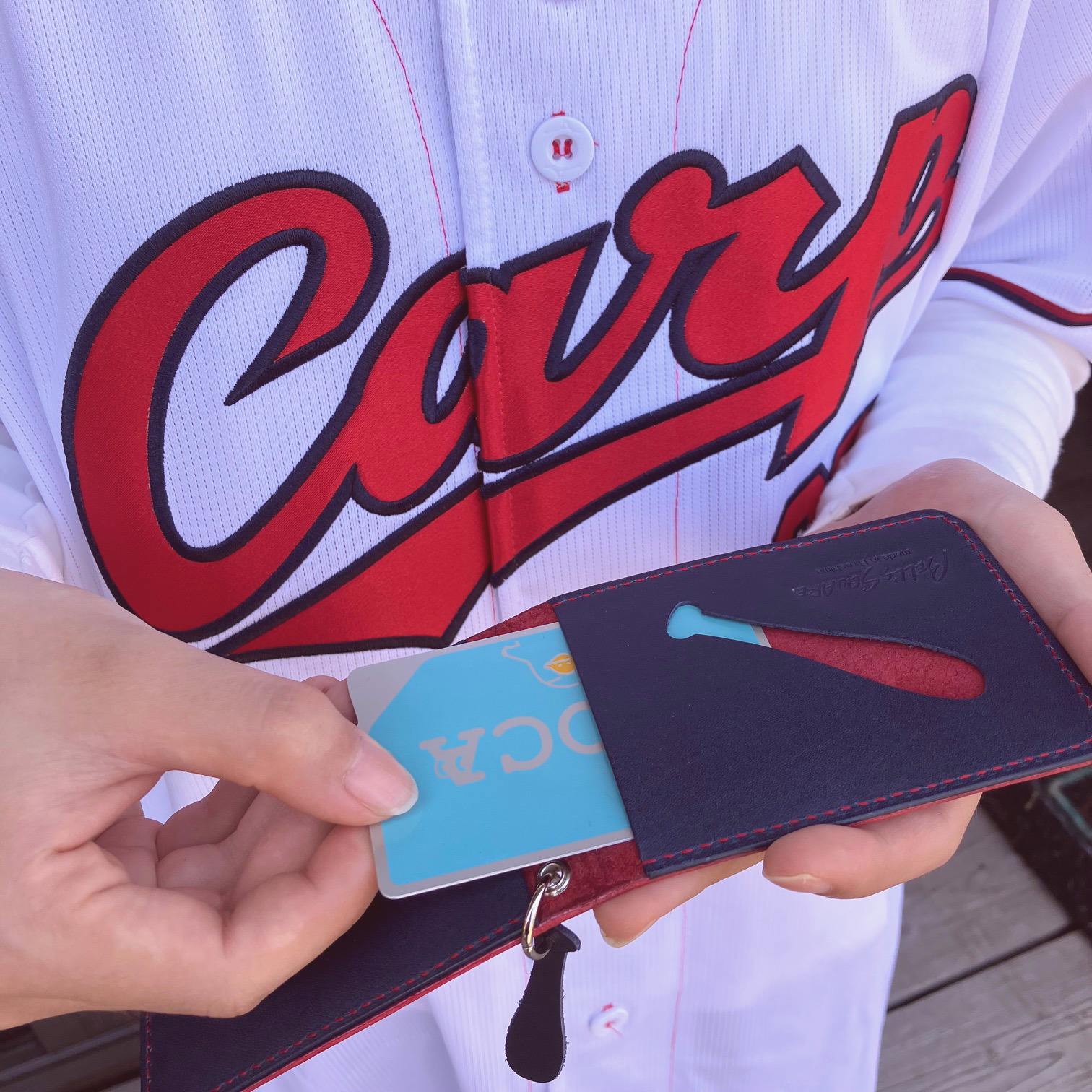 【広島ジビエレザー×広島東洋カープ】東広島産天然鹿革二つ折りパスケース！カード、免許証、マイナンバーカードもすっきり収納　カープ坊や