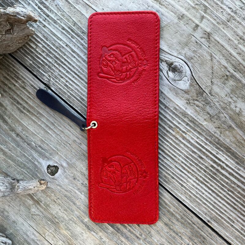 【広島ジビエレザー×広島東洋カープ】東広島産天然鹿革二つ折りパスケース！カード、免許証、マイナンバーカードもすっきり収納　カープ坊や