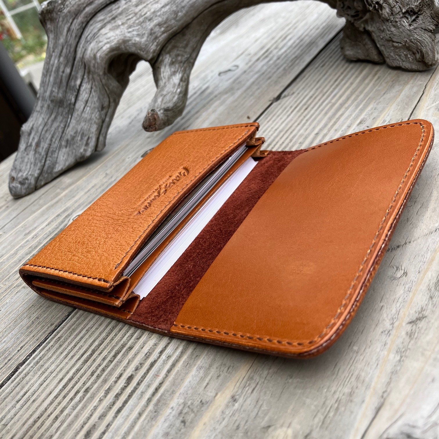 【広島ジビエレザー×広島東洋カープ】東広島産鹿革使用☆名刺入れ/カード入れ　初対面でも印象に残る名刺入れ ヴィンテージキャメル　カープ坊や