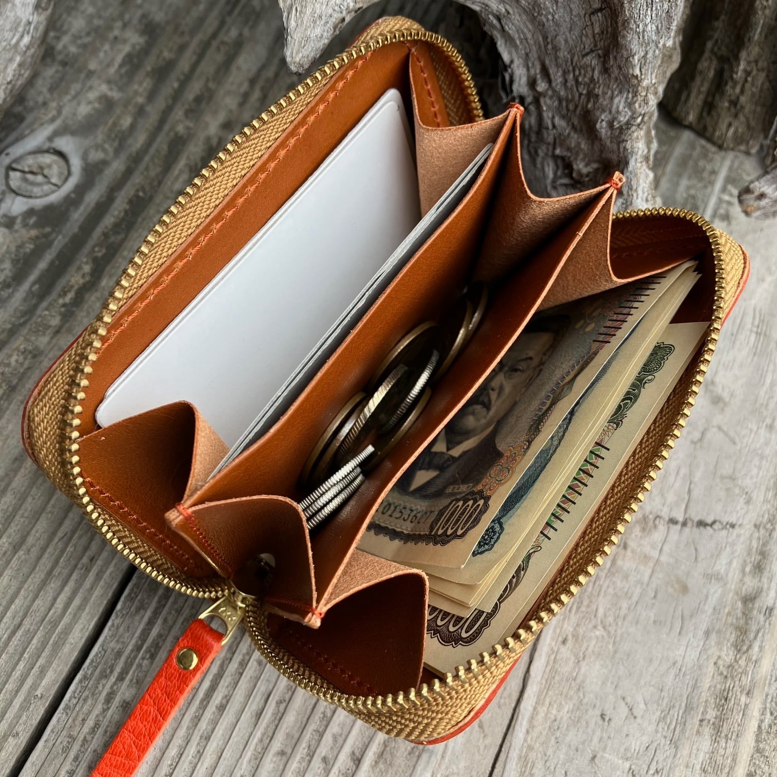 【広島ドラゴンフライズ×ベルズスクエア】コラボ　東広島産鹿革使用☆ミニラウンドファスナー財布！ポケットに収まるコンパクトさと使いやすさ◎