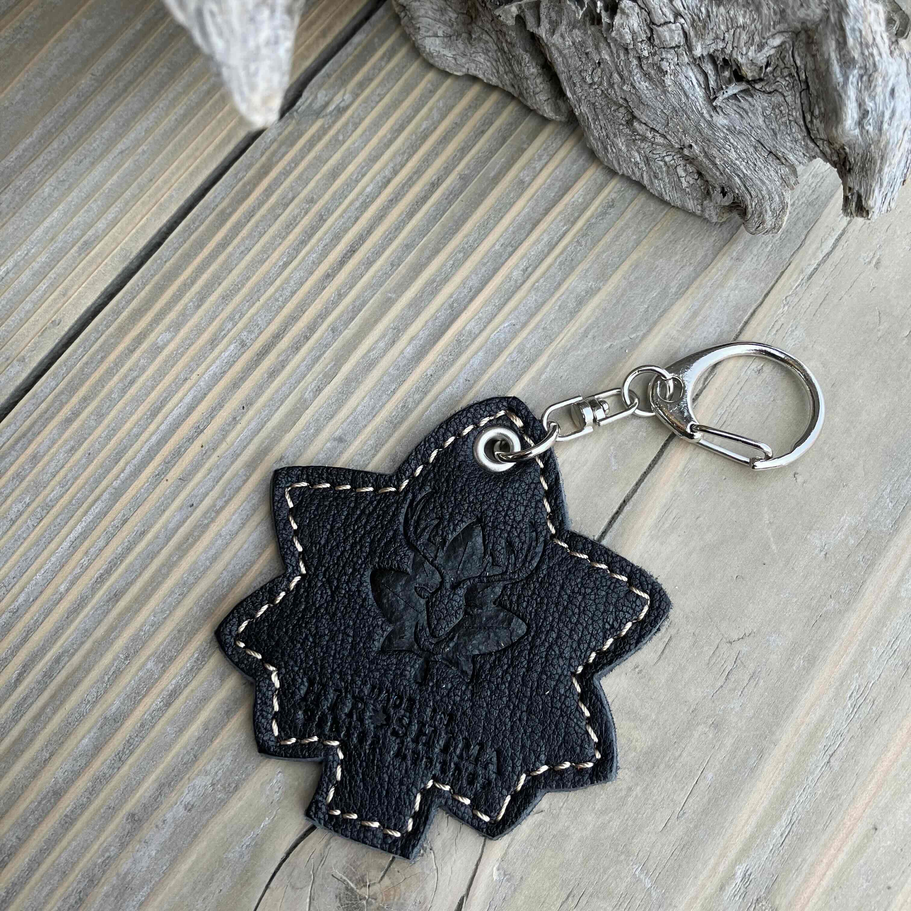 広島ジビエレザー　東広島産天然鹿革　もみじの葉　本革キーホルダー・キーリング【ブラック】