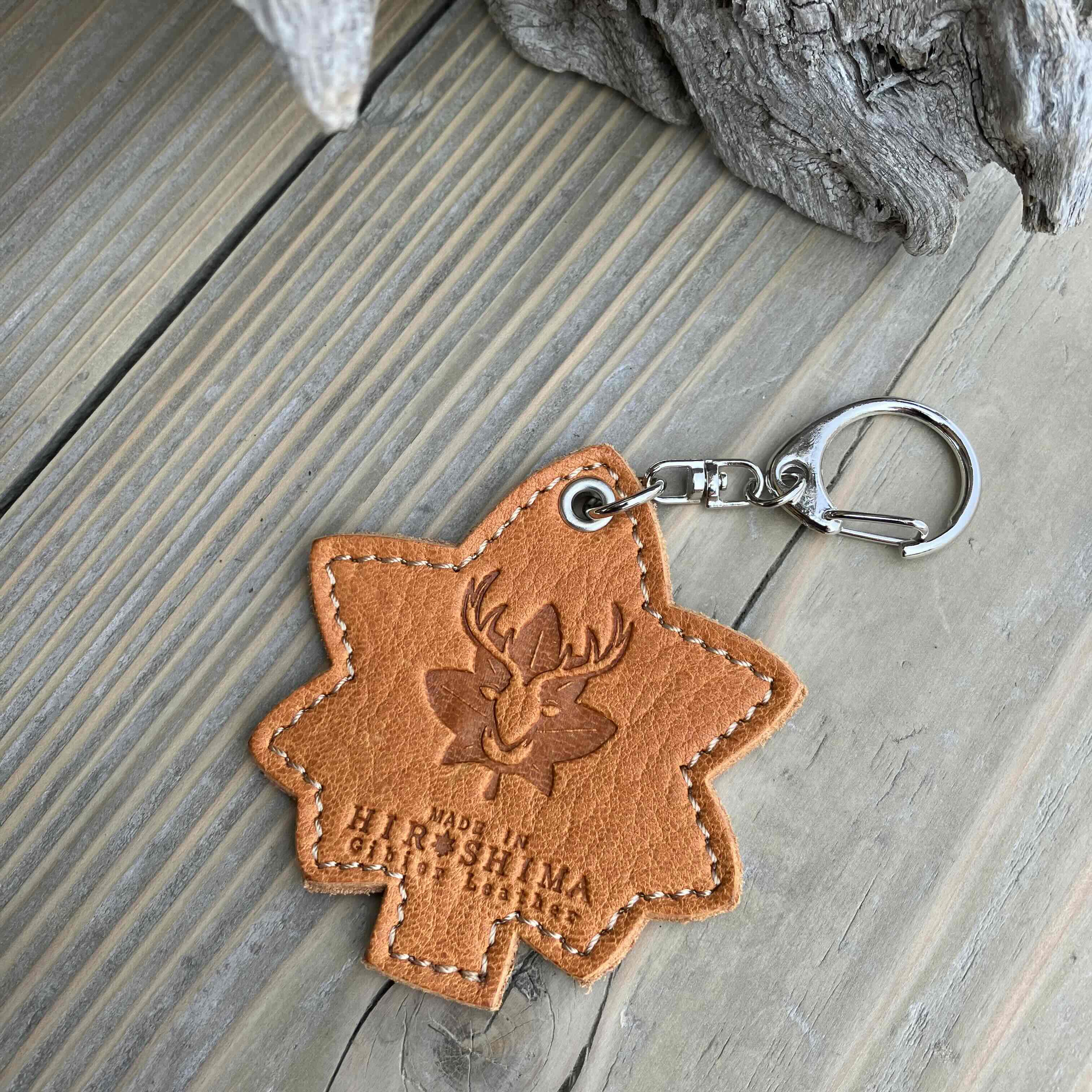 広島ジビエレザー　東広島産天然鹿革　もみじの葉　本革キーホルダー・キーリング【キャメル】